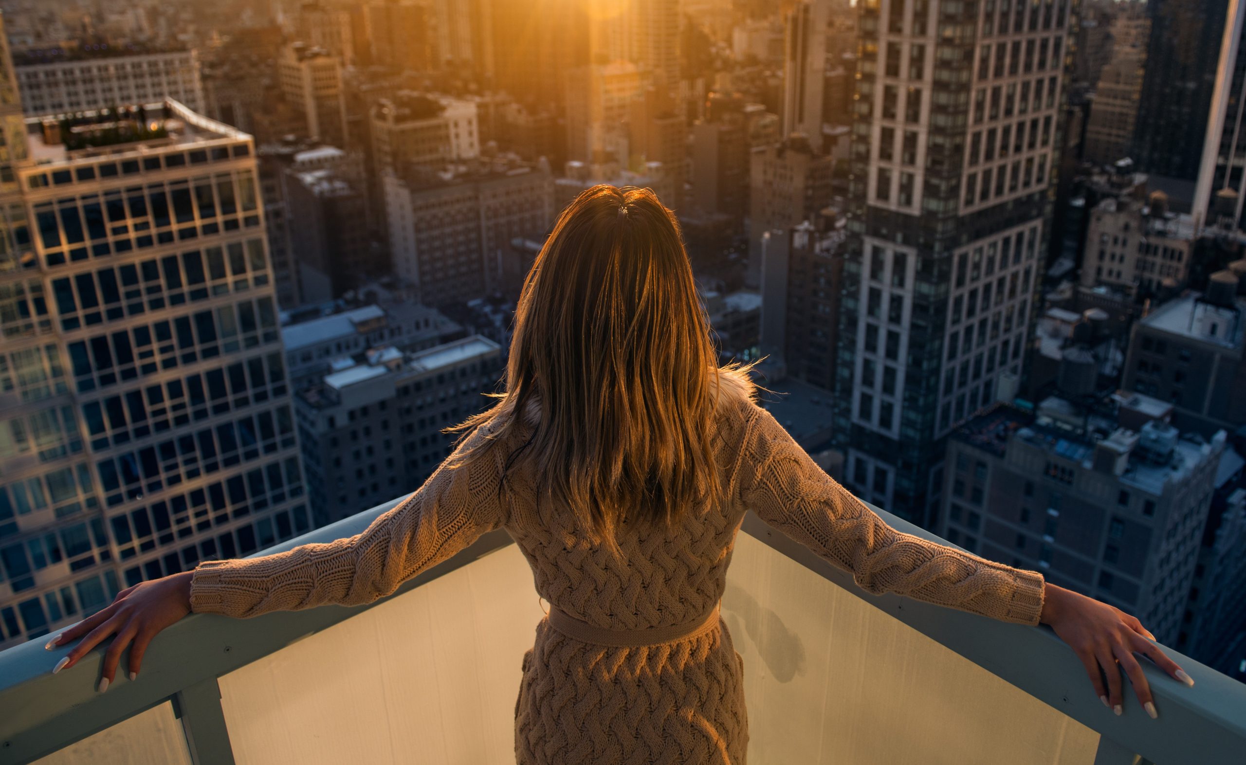 Rich woman enjoy the sunset standing on the balcony at luxury apartments in  New York City. Luxury life concept. Succesful B.businesswoman relax. - REMI  Network, image size:2560x1572